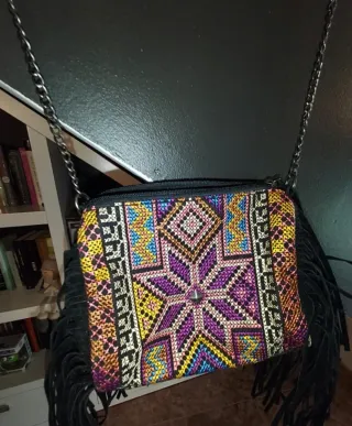 Bolso étnico multicolor con cadena
