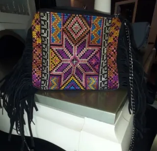 Bolso étnico multicolor con cadena