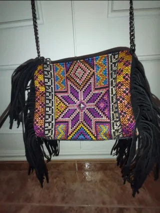Bolso étnico multicolor con cadena