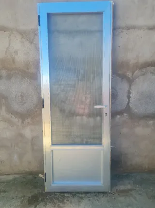 Puerta de aluminio con cristal