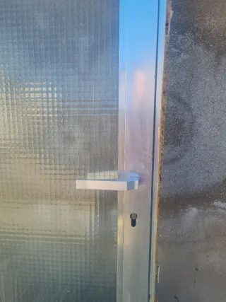 Puerta de aluminio con cristal