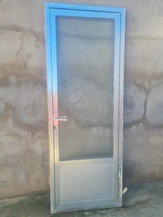 Puerta de aluminio con cristal