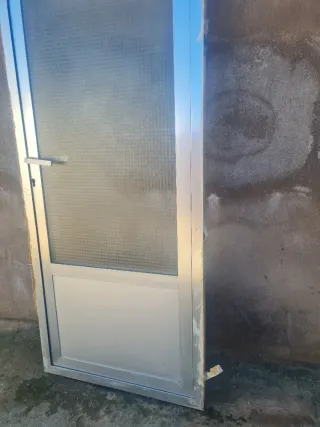 Puerta de aluminio con cristal