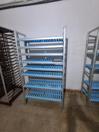 Estanterías de aluminio y plástico