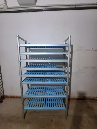 Estanterías de aluminio y plástico