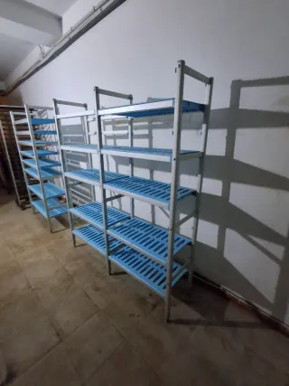 Estanterías de aluminio y plástico