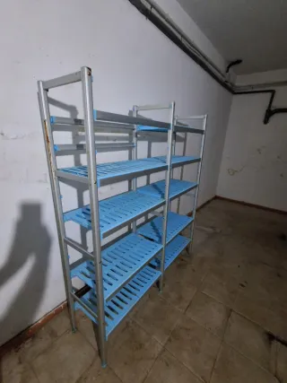 Estanterías de aluminio y plástico