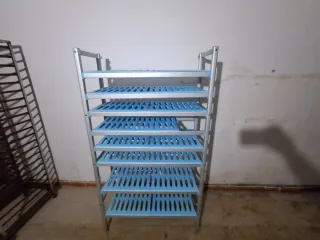 Estanterías de aluminio y plástico