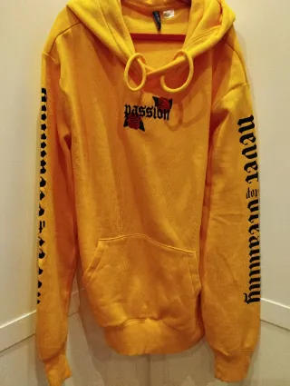 Sudadera H&M amarilla con rosas