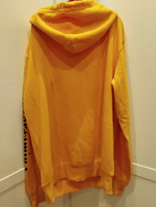 Sudadera H&M amarilla con rosas