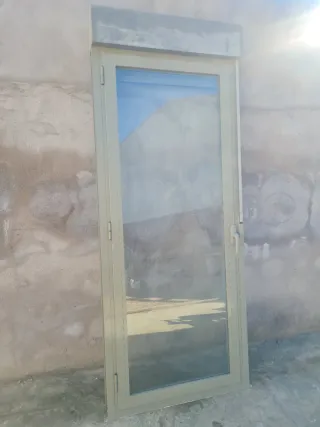 Puerta de aluminio con cristal