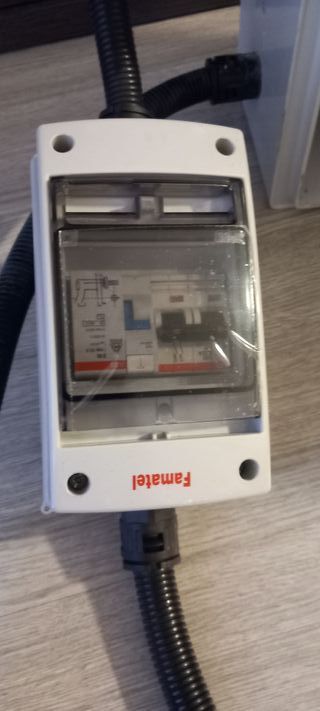 Caja de distribución eléctrica himmel