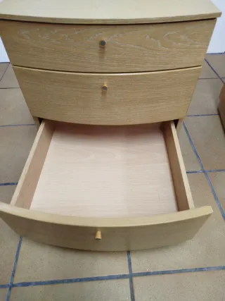 Mesita de noche de madera