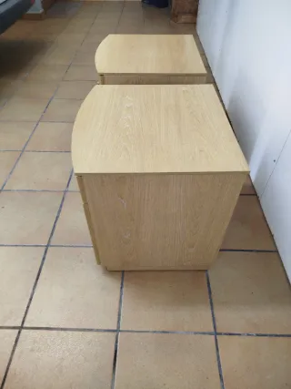 Mesita de noche de madera