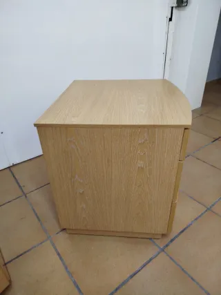 Mesita de noche de madera