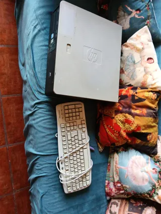Ordenador HP y Teclado Microsoft