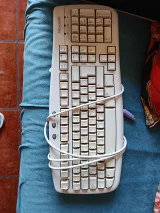 Ordenador HP y Teclado Microsoft