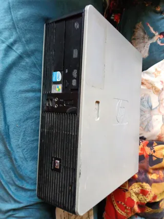 Ordenador HP y Teclado Microsoft