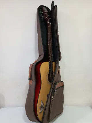 Funda de guitarra marrón