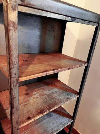 Vitrina farmacia estilo industrial