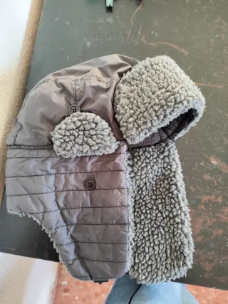 Gorro de invierno gris con orejeras