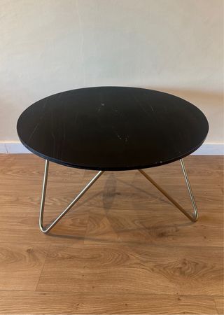 Mesa redonda Maisons du Monde negra y dorada