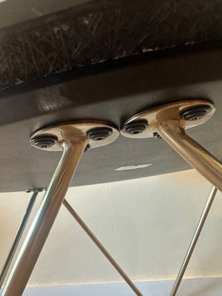 Mesa redonda Maisons du Monde negra y dorada