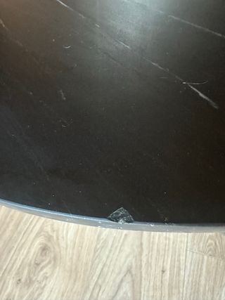 Mesa redonda Maisons du Monde negra y dorada