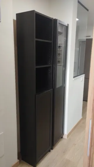 Estantería y vitrina negra con cristal