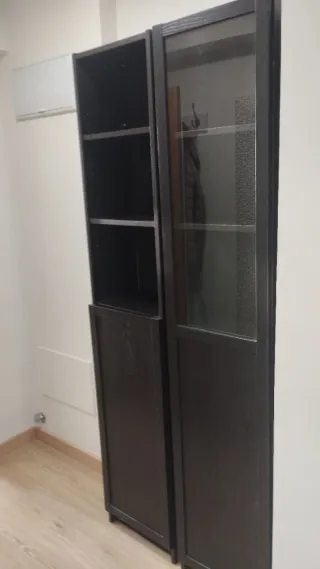 Estantería y vitrina negra con cristal