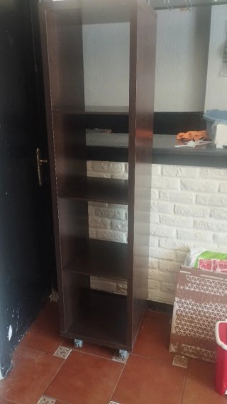Tres estanterías y vitrina negra con cristal