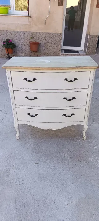 Cómoda blanca de madera