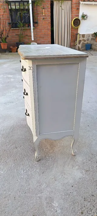 Cómoda blanca de madera