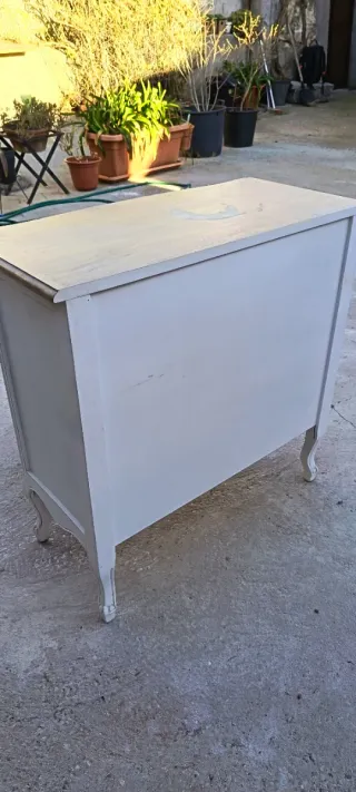 Cómoda blanca de madera