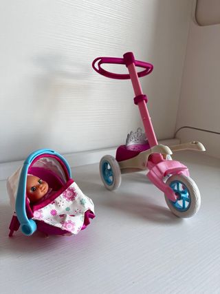 Nancy con cochecito y bebé