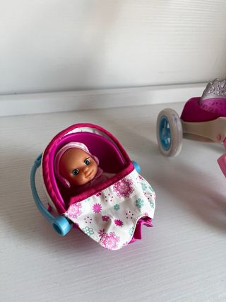 Nancy con cochecito y bebé