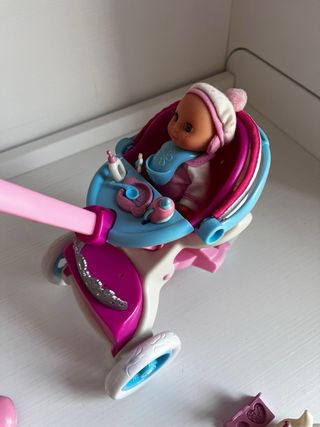 Nancy con cochecito y bebé