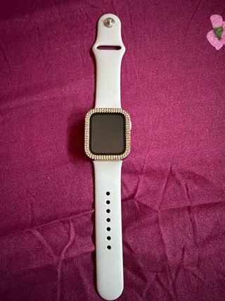 Reloj Swatch SE Blanco con Detalles Plateados