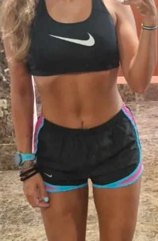 Shorts deportivos Nike negros y rosas