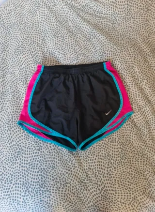 Shorts deportivos Nike negros y rosas
