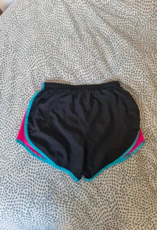 Shorts deportivos Nike negros y rosas