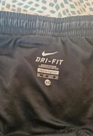 Shorts deportivos Nike negros y rosas