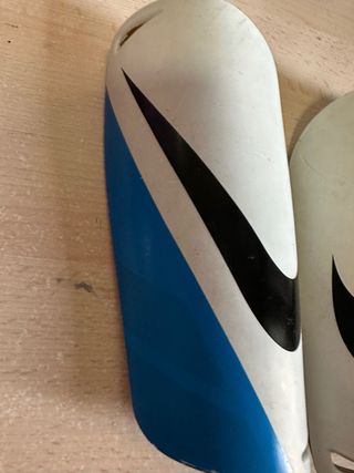 Espinilleras Nike Blancas y Azules