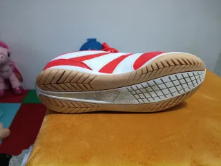 Botas de fútbol sala Adidas rojas y blancas