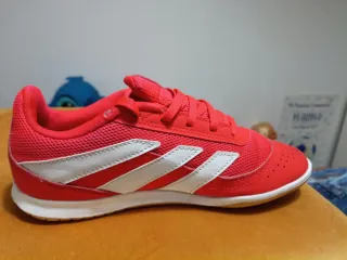 Botas de fútbol sala Adidas rojas y blancas