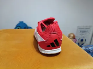 Botas de fútbol sala Adidas rojas y blancas