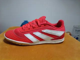 Botas de fútbol sala Adidas rojas y blancas