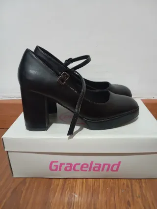 Tacones negros con hebilla