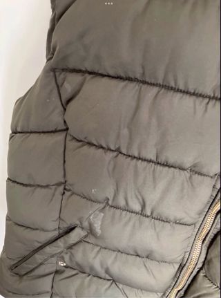 Chaleco acolchado verde oliva con capucha
