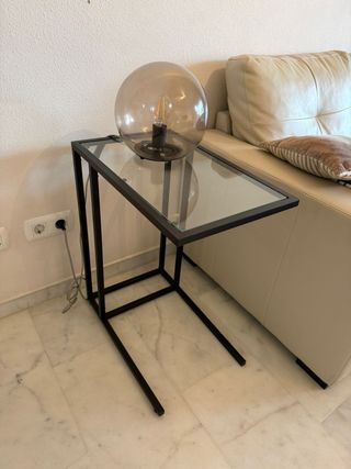 Tavolo da salotto nero in vetro e metallo